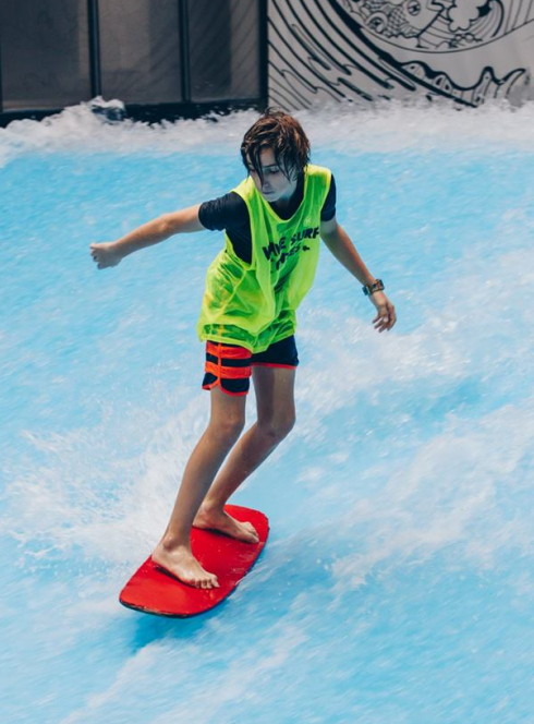 Wave Surf Café - Enfant sur un surf