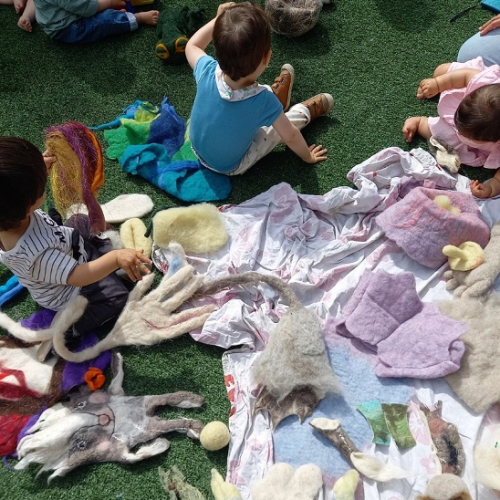 Fête du Parc à la Roque-en-Provence : Des petits enfants participent à un atelier créatif