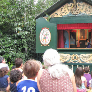 Théâtre-Guignol-Anatole-Public-devant-le-théâtre ©-OTCP-DR