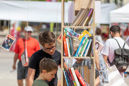 Livrodrome : un ado et un enfant cherchent un livre