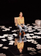 L'araignée - Cie La Chair du Monde : Une femme assise sur une chaise au milieu de feuilles par terre