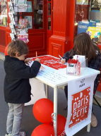 L'Émile : enfants écrivent devant la librairie