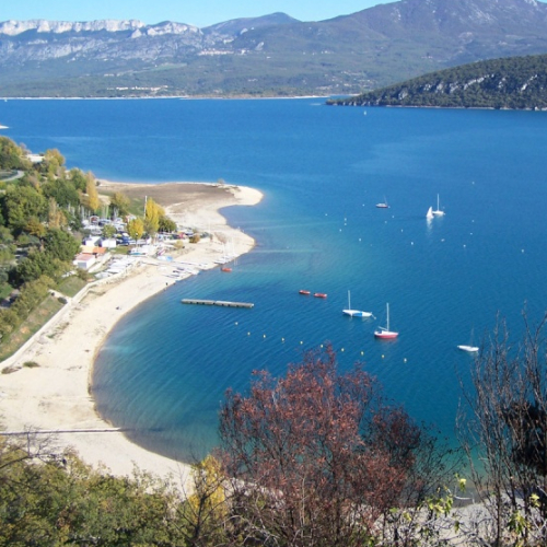 Lac de Sainte-Croix : vue sur montagne