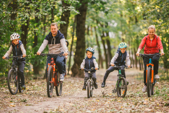 Famille à Vélo en forêt