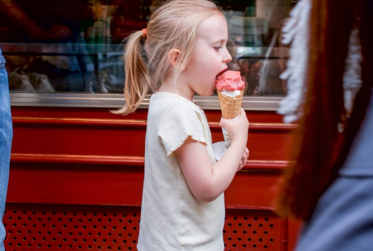 Le Bac à Glaces : fillette avec un cone