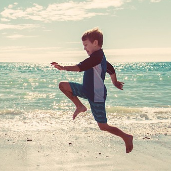 Un garçon à la plage