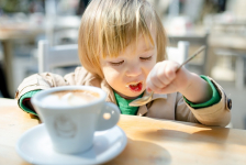 Top des salons de thé à Bordeaux : enfant mange en terrasse
