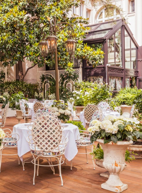 Cour du Renaissance Paris Nobel