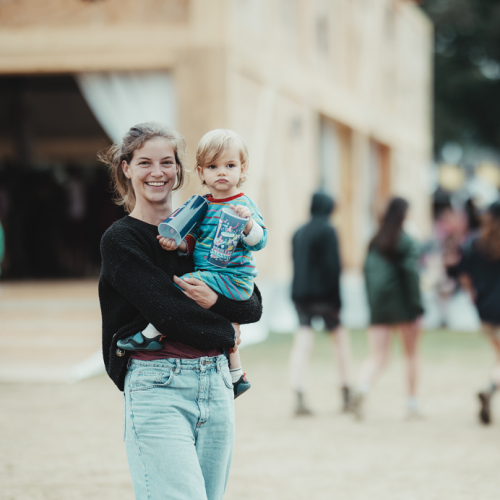 Festival des Vieilles Charrues : un petit garçon dans les bras de sa maman