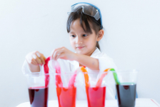 Expériences scientifiques avec de l'eau pour les enfants : activités à la maison