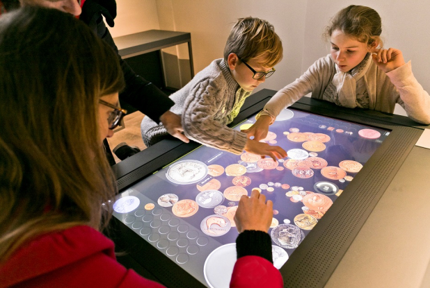 Monnaie de Paris : table tactile