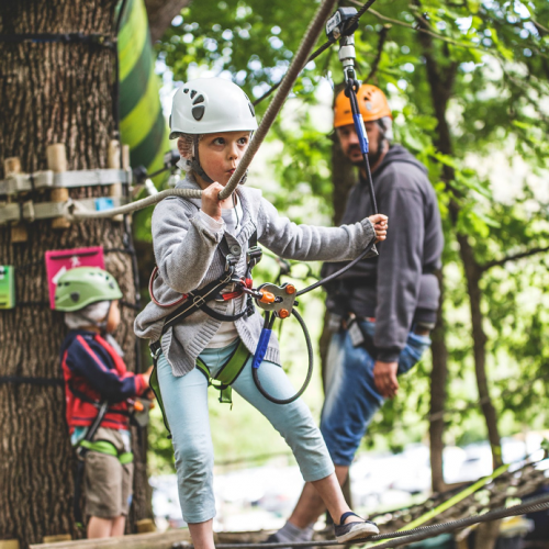 Vacances de Pâques à Villeneuve-Loubet : Une petite fille sur un parcours d'accrobranche
