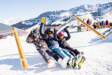 Famille au ski sur un hamac - France Montagnes