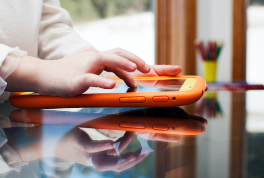 Application anglais pour enfants : tablette orange