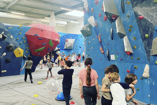 Block'Out Lille : les enfants se préparent à grimper