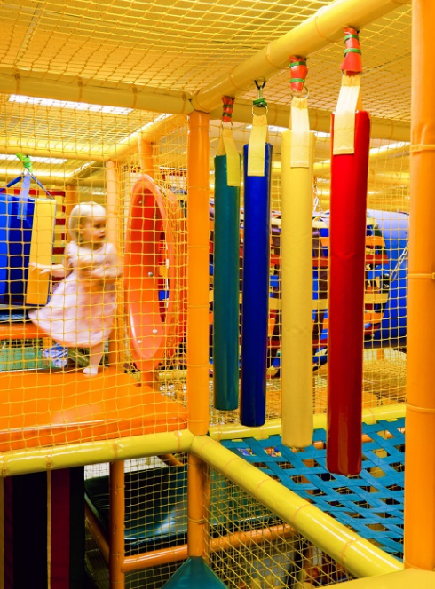 Kid City Nice : Une petite fille joue dans une structure