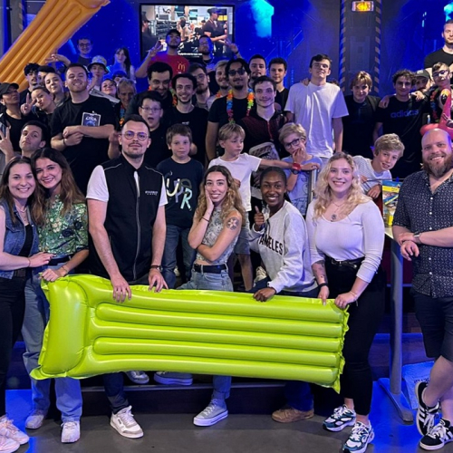 Starship Laser : Des jeunes et des enfants après une partie de laser game