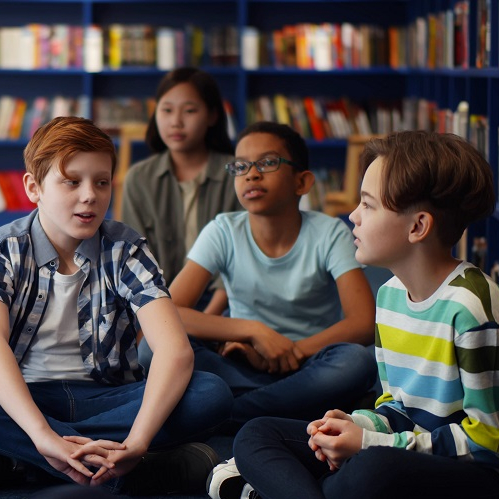 Adobe Stock - enfants qui discutent