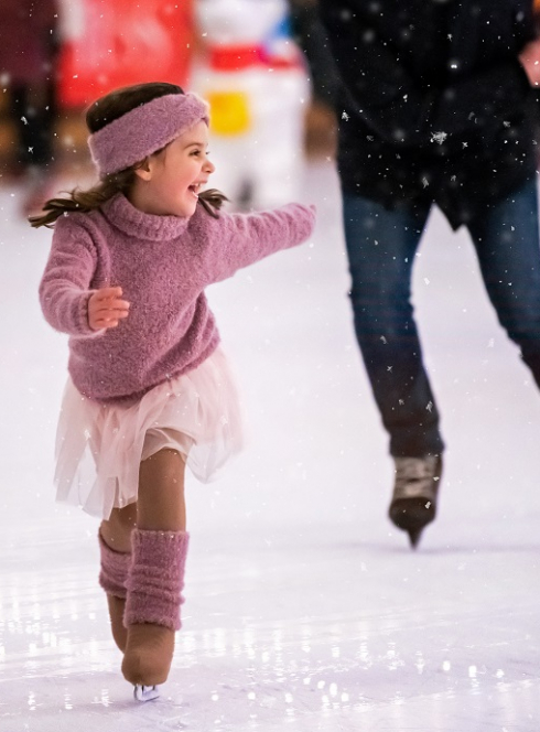 Le top des patinoires en famille : Une petite fille fait du patin à glace