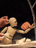 Poussière - Compagnie Infra : Une marionnette et des mains qui manipulent