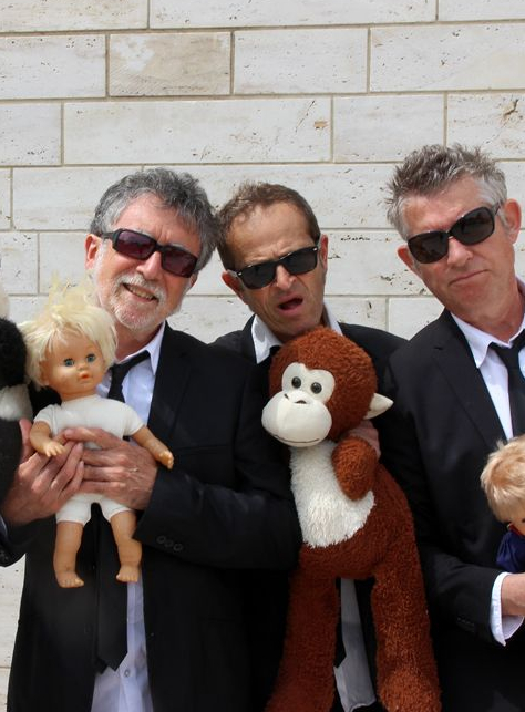 Bouskidou : le groupe pose avec des peluches
