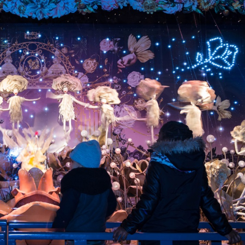 Vitrines de Noël des grands magasins parisiens en famille