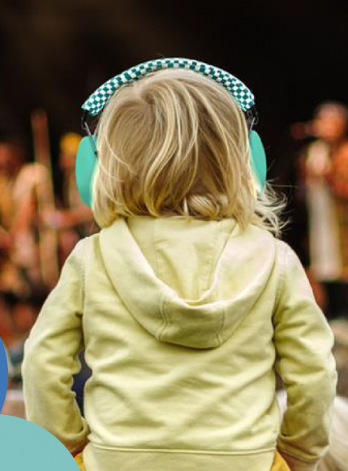 Rock en Seine : un enfant sur les épaules de son parent