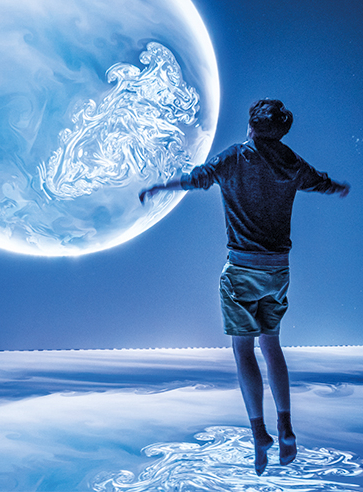 Enfant dans la salle immersive de Cosmocité