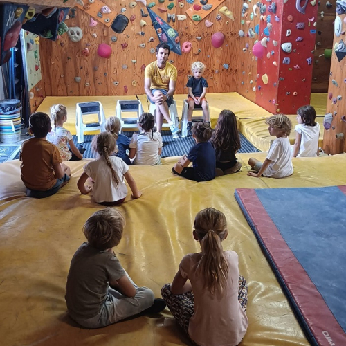 Grimp'Azur : Des enfants dans une salle d'escalade