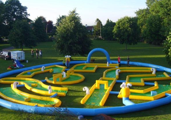 A l'assaut du mini-golf gonflable