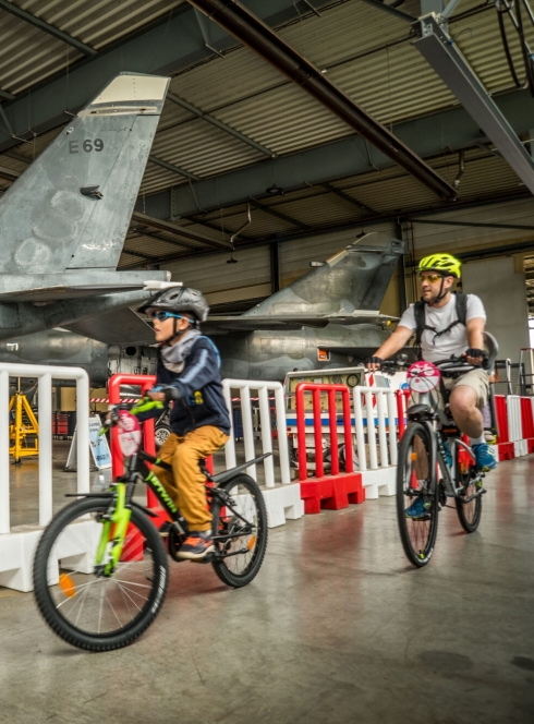 Vélotour : vélo en famille dans un hangar à avions