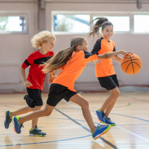 Lille Basket : Un groupe d'enfants jouent au basket