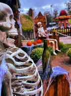 Halloween au Parc des Combes : Décor en squelettes