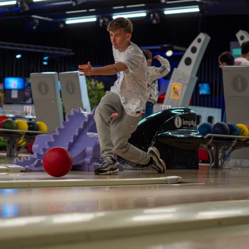 Metropolis Bowling-Laser Lyon Bron : Un jeu lance une boule de bowling sur une piste
