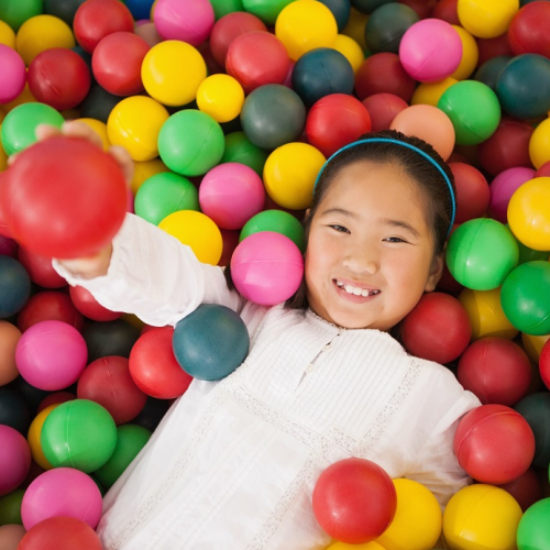 Gulli Parc Lomme : Une petite fille dans une piscine à balles