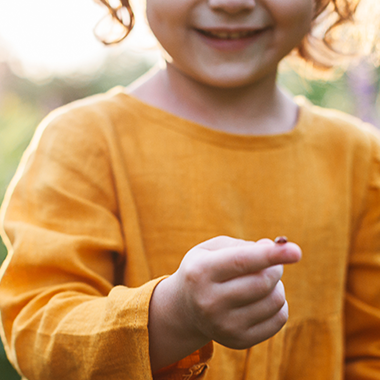 Petite fille et une coccinelle