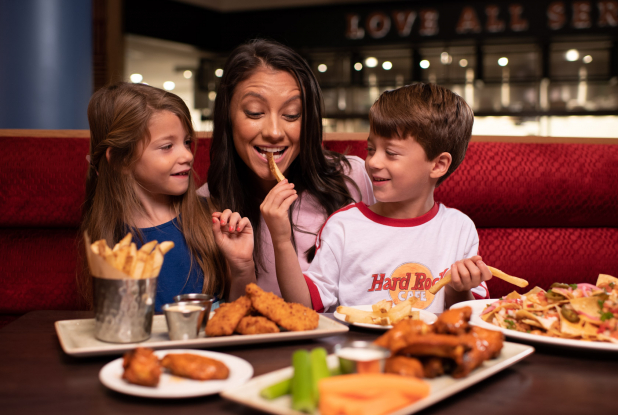 Hard Rock Café Paris : mère et 2 enfants