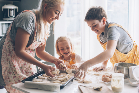 Des activités pédagogiques à faire à la maison : cuisiner en famille
