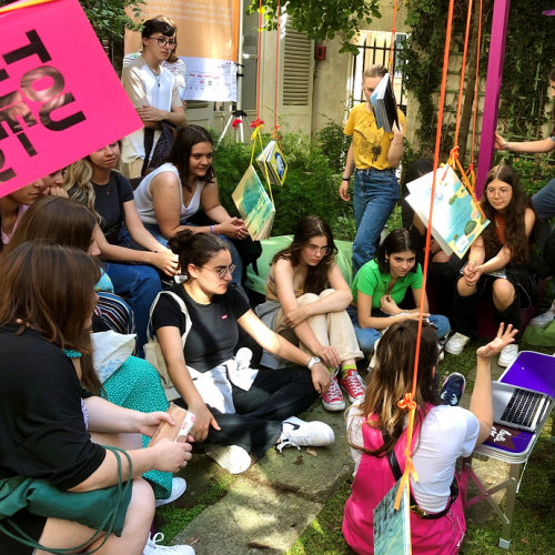 Partir en Livre : Des jeunes filles se réunissent autour d'ouvrages