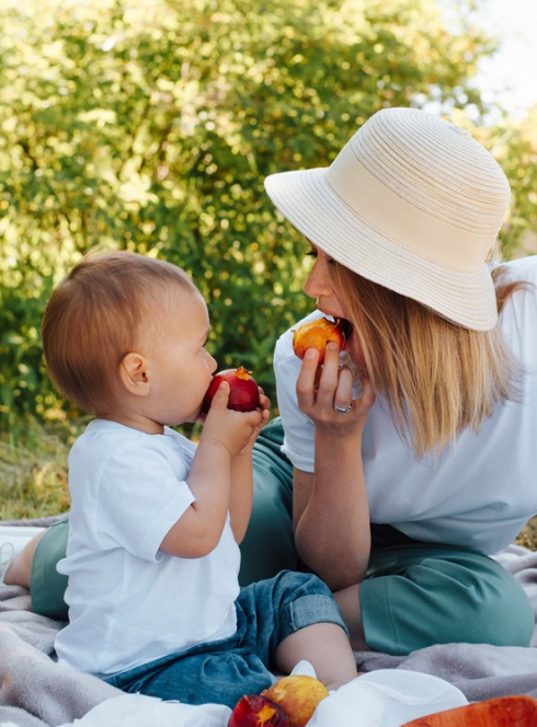 Top parcs pour un pique-nique en famille (Bordeaux) : une femme et un bébé