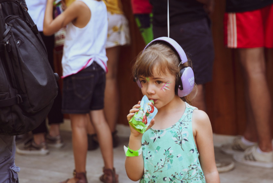 Rock en Seine : une fillette mange une compote