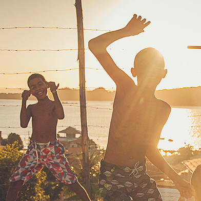 Les enfants jouent au soleil