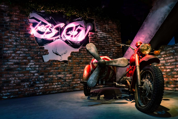 Batman Escape : espace lounge avec moto