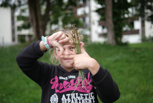 Petite fille qui mime la caméra
