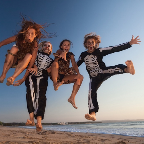 Halloween à Nice : Une famille déguisée sur la plage saute en l'air