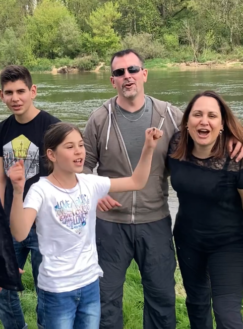 La famille de Rebecca en canoë sur la rivière d'Ain