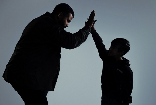 Speed2max Karting : Un homme et un petit garçon se tapent dans la main