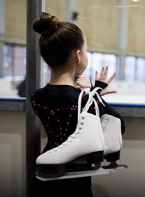 Patinoire Tournai : Une petite fille tient ses patins à la main