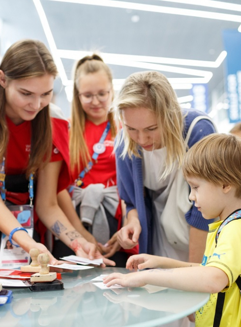 WorldSkills : Un petit garçon découvre un métier