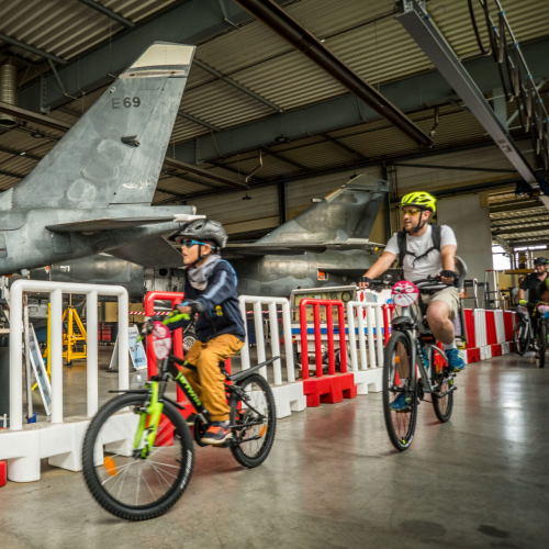 Vélotour : vélo en famille dans un hangar à avions